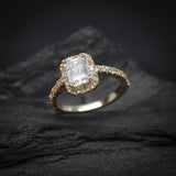 Anillo de compromiso con diamante de laboratorio de 1.0ct corte radiante con certificado IGI y 30 diamantes de laboratorio laterales en oro amarillo de 14k