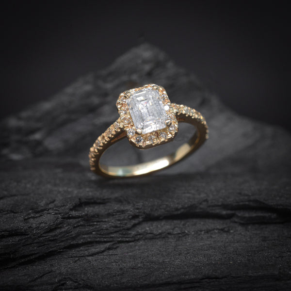 Anillo de compromiso con diamante de laboratorio de 1.0ct corte radiante con certificado IGI y 30 diamantes de laboratorio laterales en oro amarillo de 14k