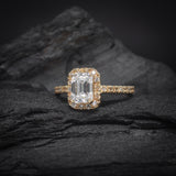 Anillo de compromiso con diamante de laboratorio de 1.0ct corte radiante con certificado IGI y 30 diamantes de laboratorio laterales en oro amarillo de 14k
