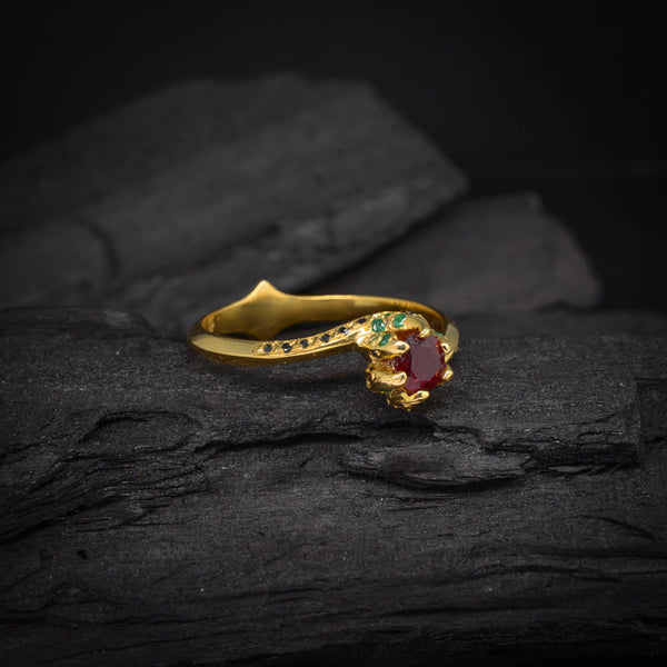 Anillo de compromiso con rubí natural, esmeraldas naturales y diamantes negros naturales laterales elaborado en oro amarillo de 18 kilates