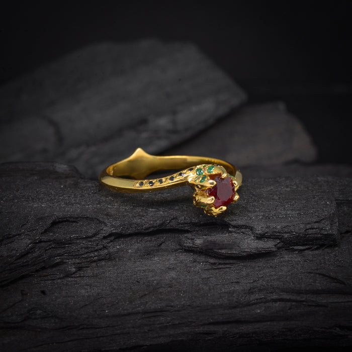 Anillo de compromiso con rubí natural, esmeraldas naturales y cristales negros laterales elaborado en oro amarillo de 18 kilates