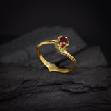 Anillo de compromiso con rubí natural, esmeraldas naturales y diamantes negros laterales elaborado en oro amarillo de 18 kilates