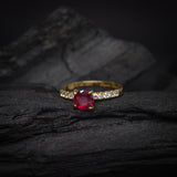Anillo de compromiso con rubi natural y .25ct diamantes naturales laterales elaborado en oro amarillo de 14 kilates
