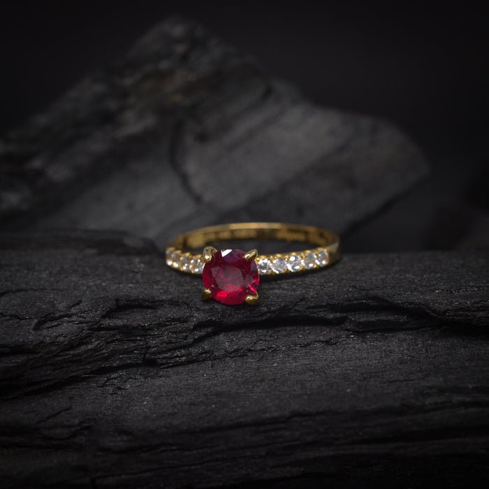 Anillo de compromiso con rubi natural y .25ct diamantes naturales laterales elaborado en oro amarillo de 14 kilates
