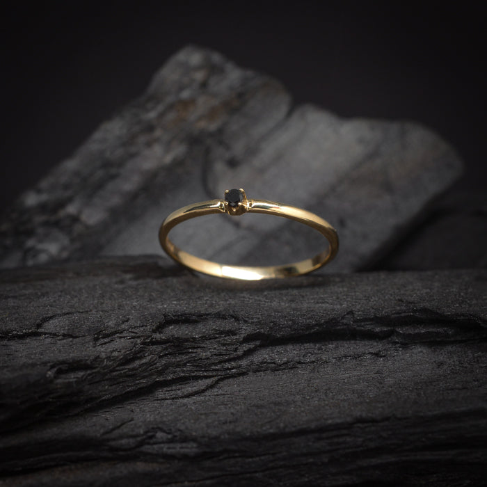Anillo de compromiso con diamante negro natural .03ct elaborado en oro amarillo de 14 kilates