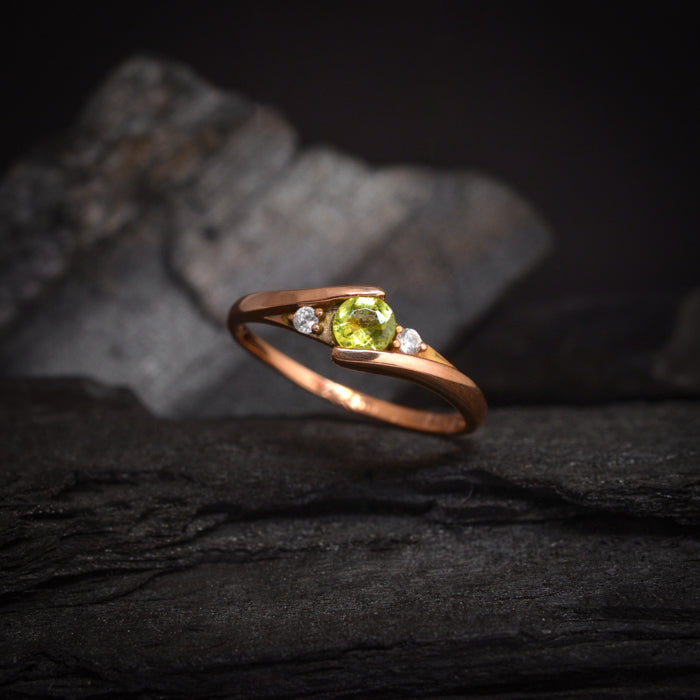 Anillo de compromiso con peridoto natural y cristales elaborado en oro rosa de 10 kilates