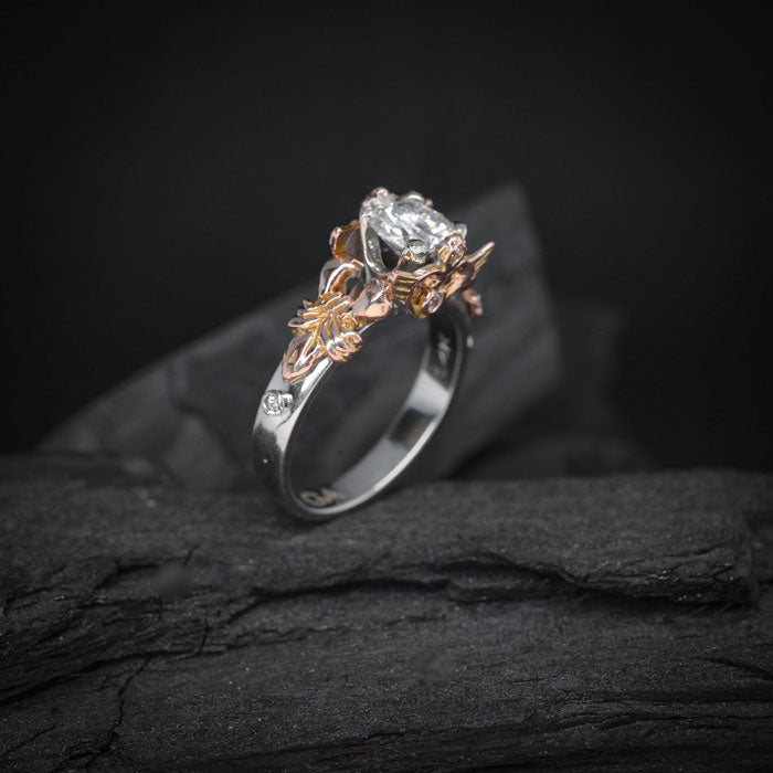 Anillo de compromiso con moissanita de 1.0ct con certificado GRA y 2 diamantes naturales laterales elaborado en oro blanco y rosa de 14 kilates