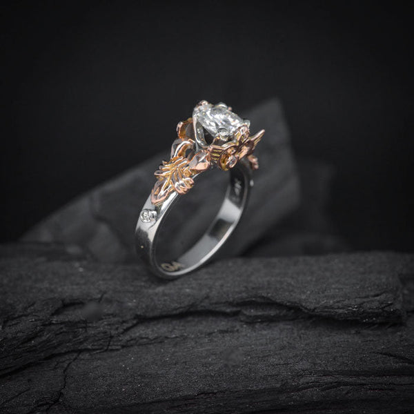 Anillo de compromiso con diamante natural de 1.0ct con certificación GIA y 2 diamantes naturales laterales elaborado en oro blanco y rosa de 14 kilates