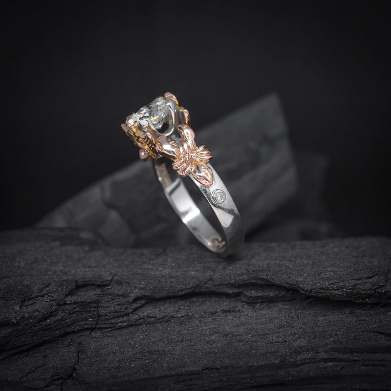 Anillo de compromiso con diamante de laboratorio de 1.0ct y 2 diamantes de laboratorio laterales elaborado en oro blanco y rosa de 18 kilates
