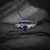 Anillo de compromiso con zafiro natural realizado en oro blanco de 14 kilates