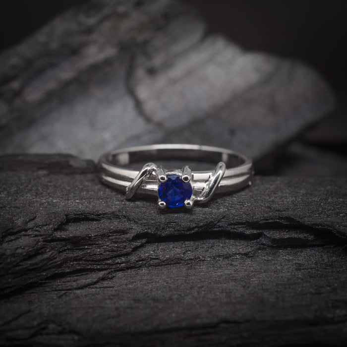 Anillo de compromiso con zafiro natural realizado en oro blanco de 14 kilates