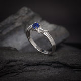 Anillo de compromiso con zafiro natural realizado en oro blanco de 14 kilates