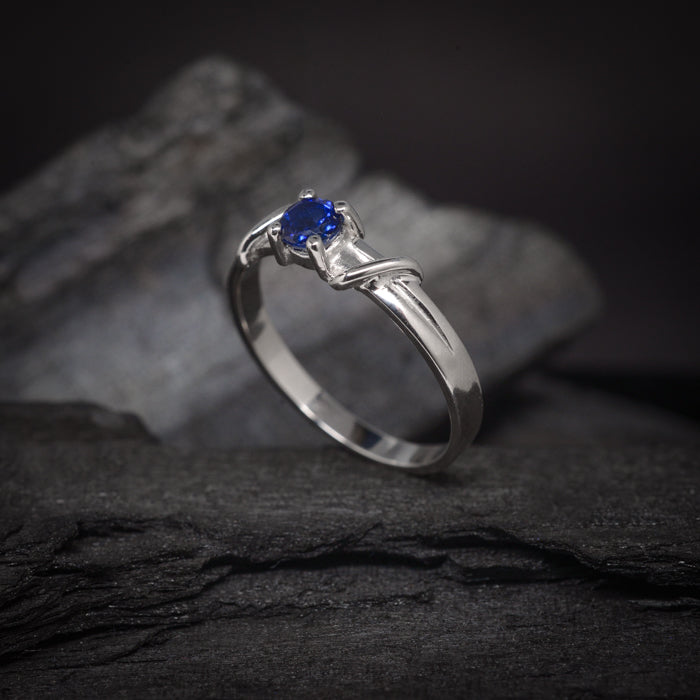 Anillo de compromiso con zafiro natural realizado en oro blanco de 14 kilates