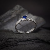 Anillo de compromiso con zafiro natural realizado en oro blanco de 14 kilates