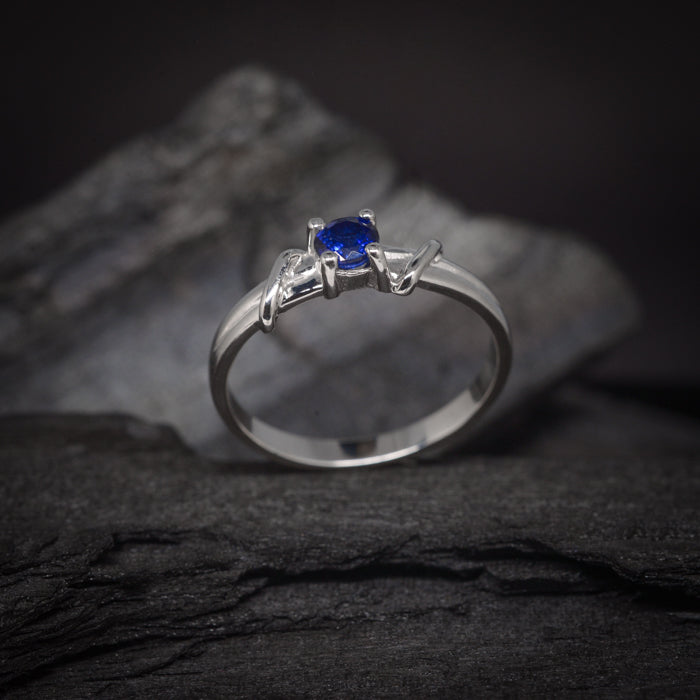 Anillo de compromiso con zafiro natural realizado en oro blanco de 14 kilates