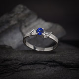 Anillo de compromiso con zafiro natural realizado en oro blanco de 14 kilates
