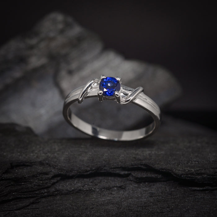 Anillo de compromiso con zafiro natural realizado en oro blanco de 14 kilates