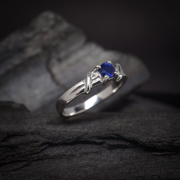 Anillo de compromiso con zafiro natural realizado en oro blanco de 14 kilates