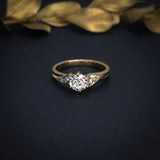 Anillo de compromiso con moissanita de .50ct certificado GRA y 6 diamantes naturales laterales elaborado en oro amarillo de 14 kilates