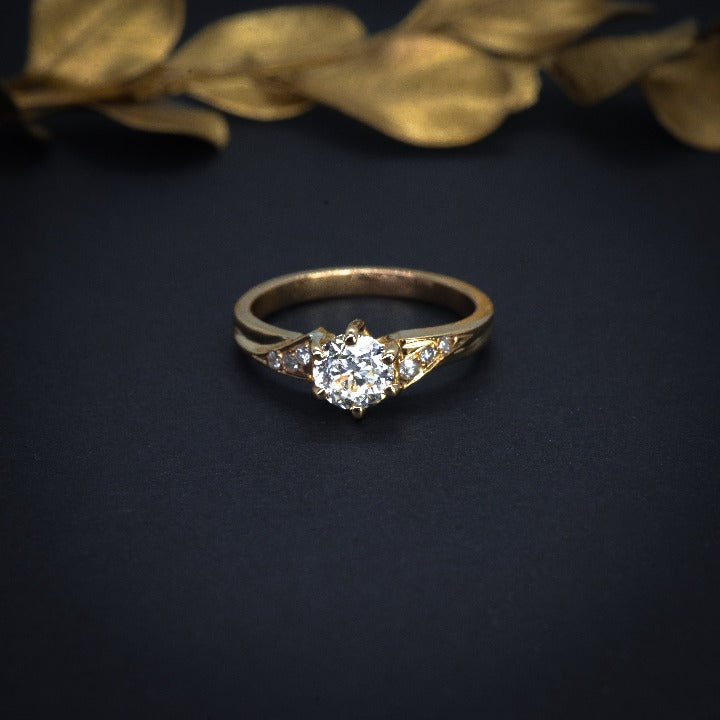 Anillo de compromiso con moissanita de .50ct certificado GRA y 6 diamantes naturales laterales elaborado en oro amarillo de 14 kilates