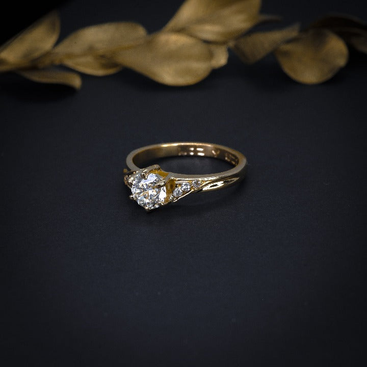 Anillo de compromiso con moissanita de .50ct certificado GRA y 6 diamantes naturales laterales elaborado en oro amarillo de 14 kilates