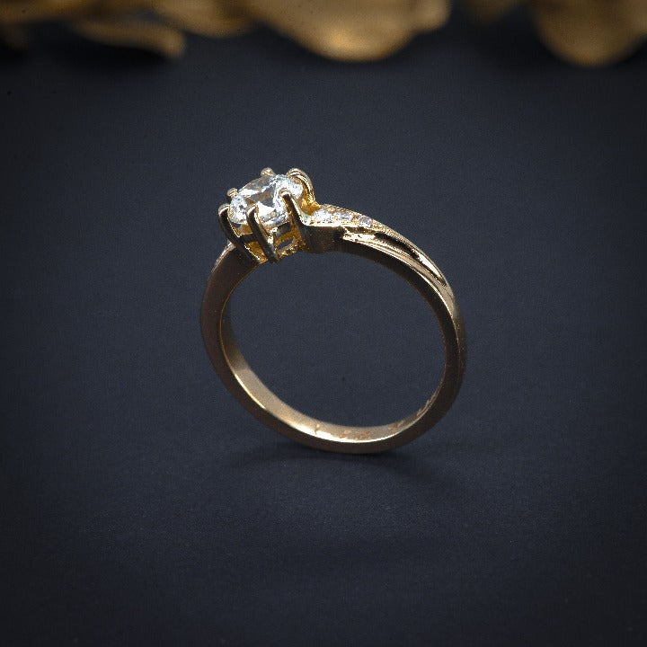 Anillo de compromiso con moissanita de .50ct certificado GRA y 6 diamantes naturales laterales elaborado en oro amarillo de 14 kilates