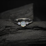 Anillo de compromiso con ópalo natural y 2 diamantes naturales laterales elaborado en oro blanco de 14k