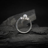 Anillo de compromiso con ópalo natural y 2 diamantes naturales laterales elaborado en oro blanco de 14k