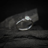 Anillo de compromiso con ópalo natural y 2 diamantes naturales laterales elaborado en oro blanco de 14k