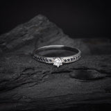 Anillo de compromiso con diamante natural de .20ct y 18 zafiros laterales elaborado en oro blanco de 14 kilates