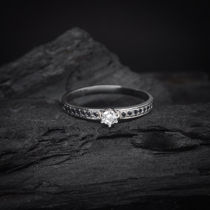 Anillo de compromiso con diamante natural de .20ct y 18 zafiros laterales elaborado en oro blanco de 14 kilates