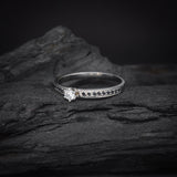 Anillo de compromiso con diamante natural de .20ct y 18 zafiros laterales elaborado en oro blanco de 14 kilates