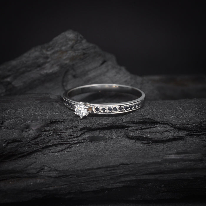 Anillo de compromiso con diamante natural de .20ct y 18 zafiros laterales elaborado en oro blanco de 14 kilates
