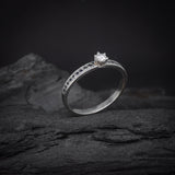 Anillo de compromiso con diamante natural de .20ct y 18 zafiros laterales elaborado en oro blanco de 14 kilates