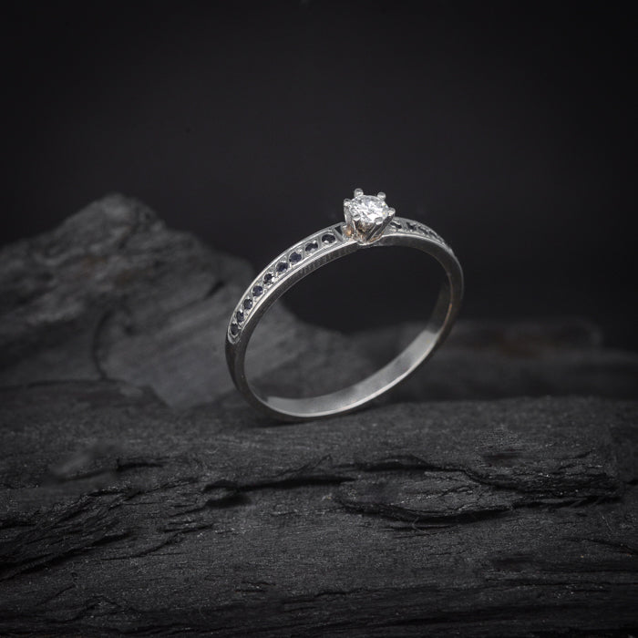 Anillo de compromiso con diamante natural de .20ct y 18 zafiros laterales elaborado en oro blanco de 14 kilates