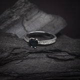 Anillo de compromiso con zafiro natural y 14 diamantes laterales elaborado en oro blanco de 14 kilates