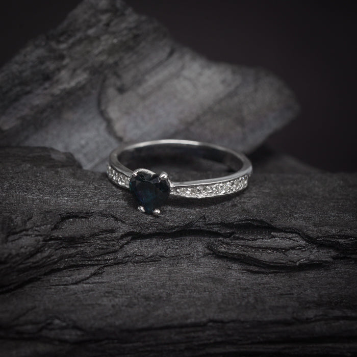 Anillo de compromiso con zafiro natural y 14 diamantes laterales elaborado en oro blanco de 14 kilates