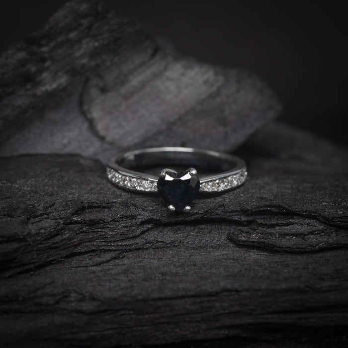 Anillo de compromiso con zafiro natural y cristales laterales elaborado en oro blanco de 14k