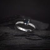 Anillo de compromiso con zafiro natural y cristales laterales elaborado en oro blanco de 14k