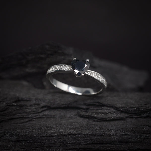 Anillo de compromiso con zafiro natural y 14 diamantes laterales elaborado en oro blanco de 14 kilates