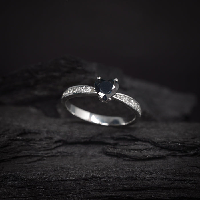 Anillo de compromiso con zafiro natural y 14 diamantes laterales elaborado en oro blanco de 14 kilates