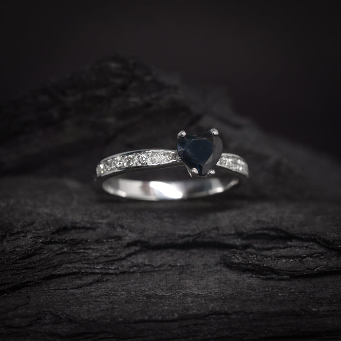 Anillo de compromiso con zafiro natural y 14 diamantes laterales elaborado en oro blanco de 14 kilates