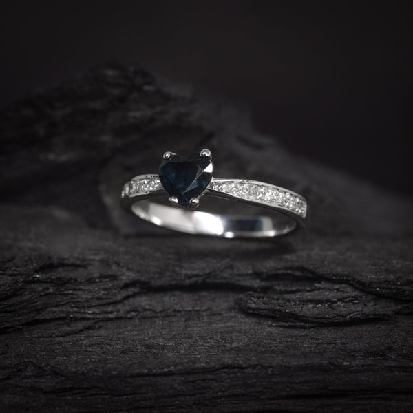 Anillo de compromiso con zafiro natural y 14 diamantes laterales elaborado en oro blanco de 14 kilates