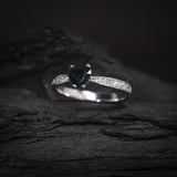 Anillo de compromiso con zafiro natural y cristales laterales elaborado en oro blanco de 14k