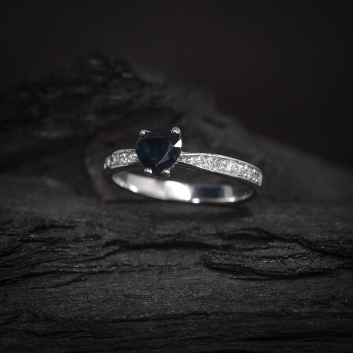 Anillo de compromiso con zafiro natural y cristales laterales elaborado en oro blanco de 14k