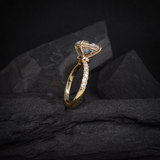 Anillo de compromiso con moissanita de 2.0ct con certificado GRA y 14 moissanitas laterales elaborado en oro amarillo de 14 kilates