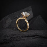 Anillo de compromiso con moissanita de 2.0ct con certificado GRA y 14 moissanitas laterales elaborado en oro amarillo de 18 kilates