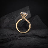 Anillo de compromiso con moissanita de 2.0ct con certificado GRA y 14 moissanitas laterales elaborado en oro amarillo de 14 kilates