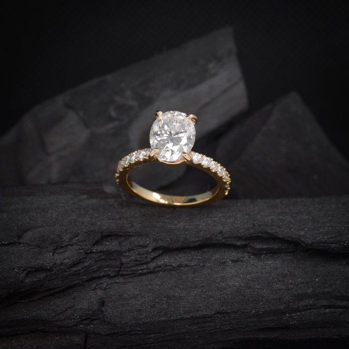 Anillo de compromiso con moissanita de 2.0ct con certificado GRA y 14 moissanitas laterales elaborado en oro amarillo de 14 kilates