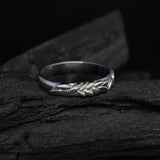 Argolla de matrimonio maciza de 4mm elaborada en oro blanco de 10k